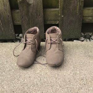 Jelly pop low cut boots for girls.